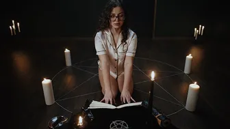 Nerdy Schoolgirl in 3D Anime Horror Demon Encounter